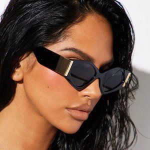 STUNTING ALWAYS CAT EYE SUNGLASSES - BLACK